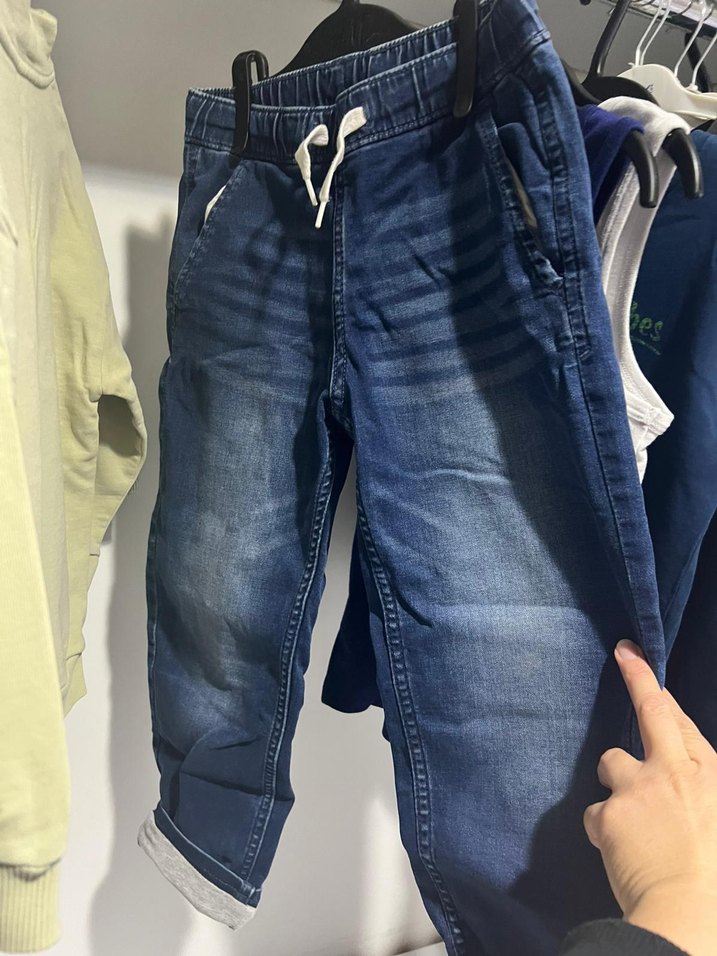 Çocuklar için Gri ve Canlı Renklerde Kıyafetler - Görsel 4