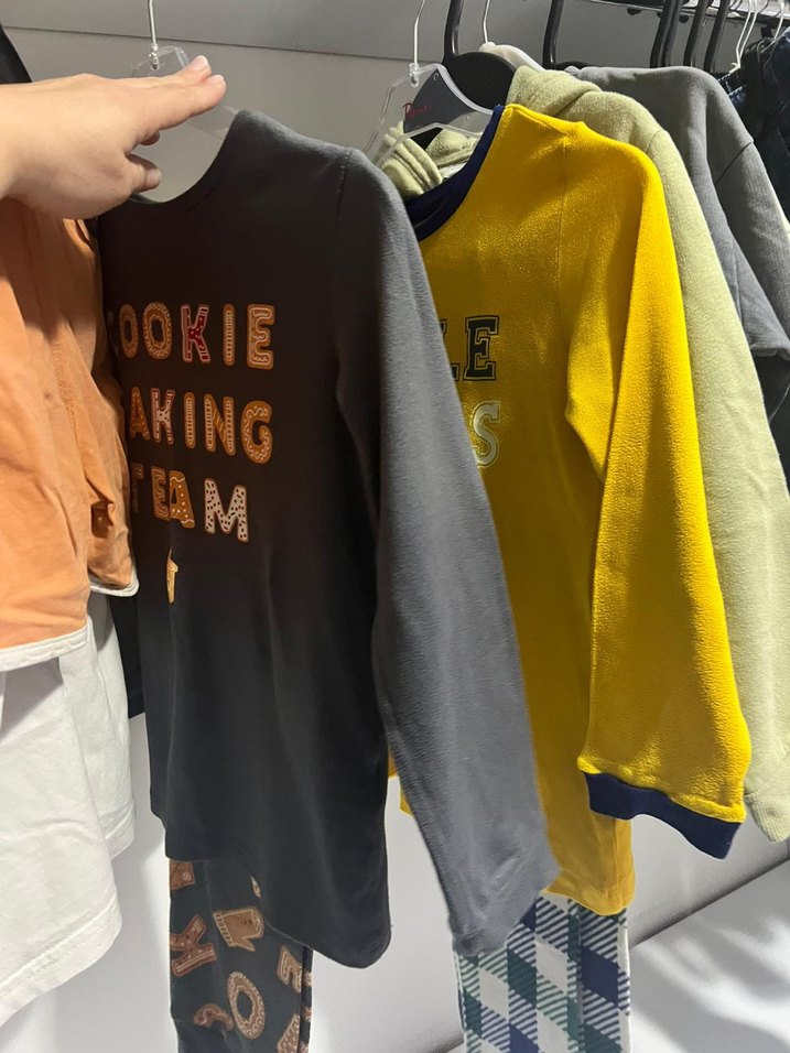 Çocuklar için Gri ve Canlı Renklerde Kıyafetler - Görsel 5