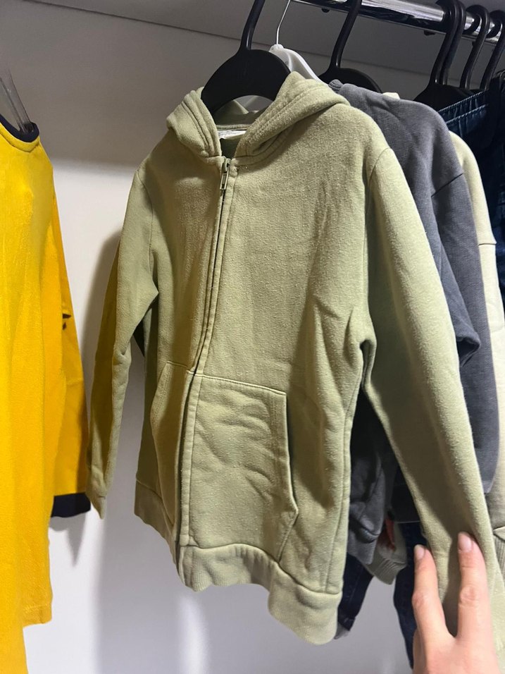 Çocuklar için Gri ve Canlı Renklerde Kıyafetler - Görsel 3