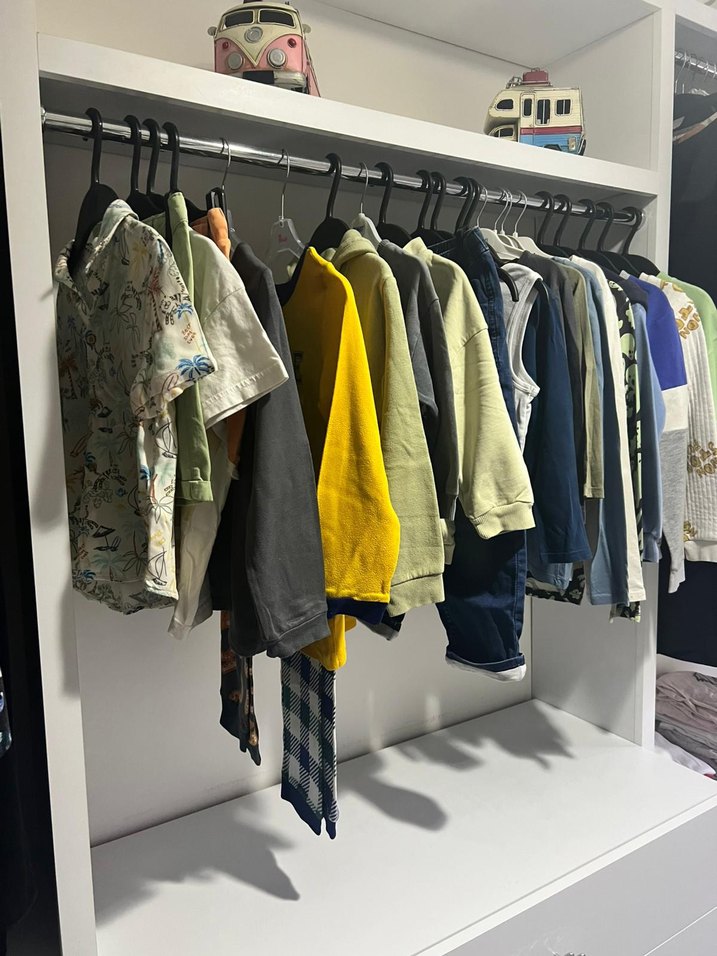 Çocuklar için Gri ve Canlı Renklerde Kıyafetler - Görsel 2