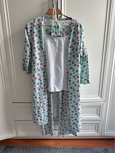Sabahlıklı pijama takımı