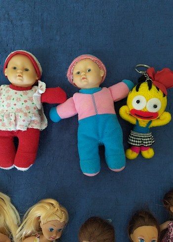 Renkli ve çeşitli oyuncak bebek koleksiyonu