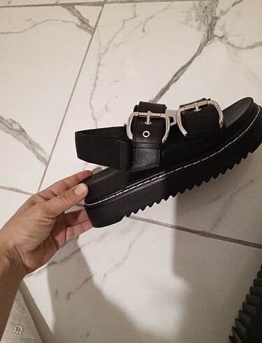 36 Beden Bershka sandalet