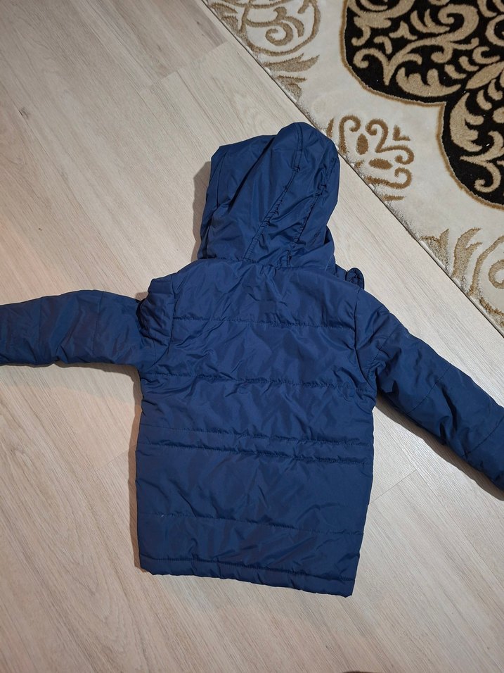 Erkek Çocuk Mavi Düğmeli Kapüşonlu Mont - Görsel 4