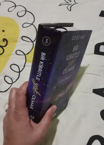 Beden Renk Bir Kibritle Yok Olmak - Özge Naz