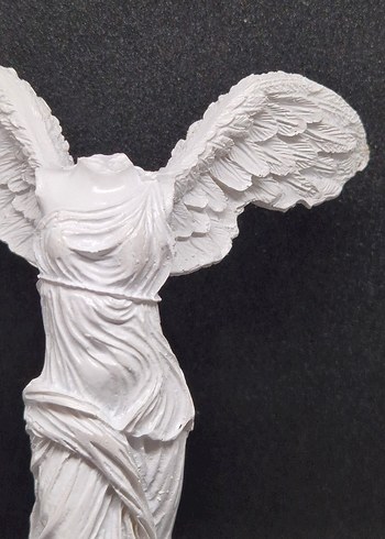 Kanatlı Beyaz Heykel Figürü - Görsel 4