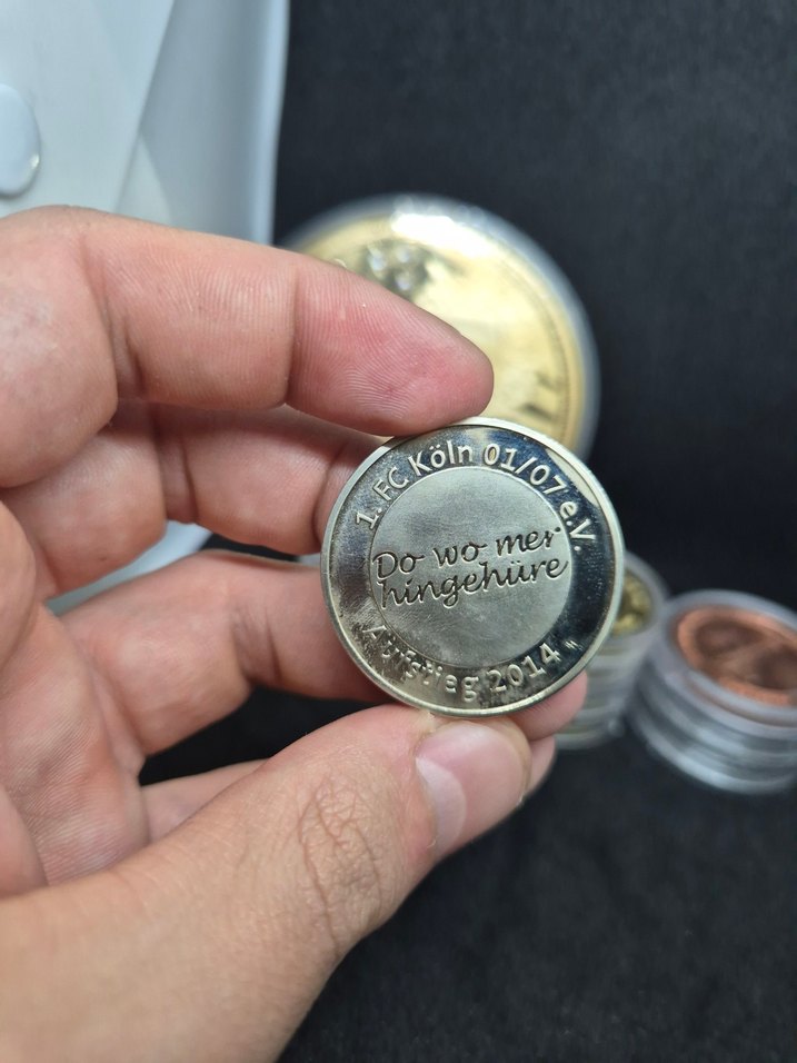 Vintage 1. FC Köln Gri Altın Rozet - Görsel 2