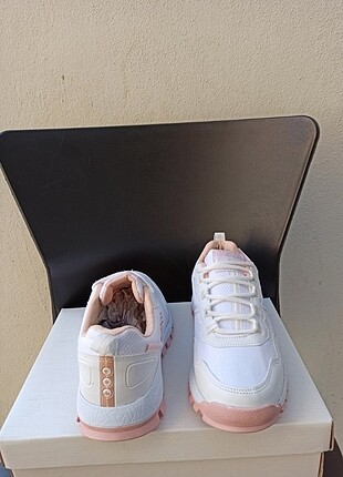 37 Beden beyaz Renk Beyaz skechers