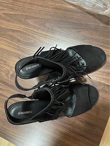 Deichmann Püsküllü siyah topuklu ayakkabı