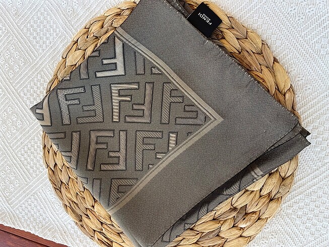 Fendi jakarlı eşarp