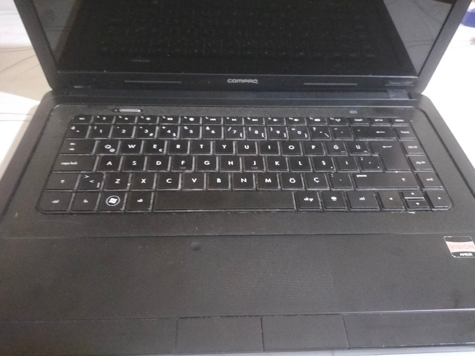 Siyah Compaq Dizüstü Bilgisayar - Görsel 3