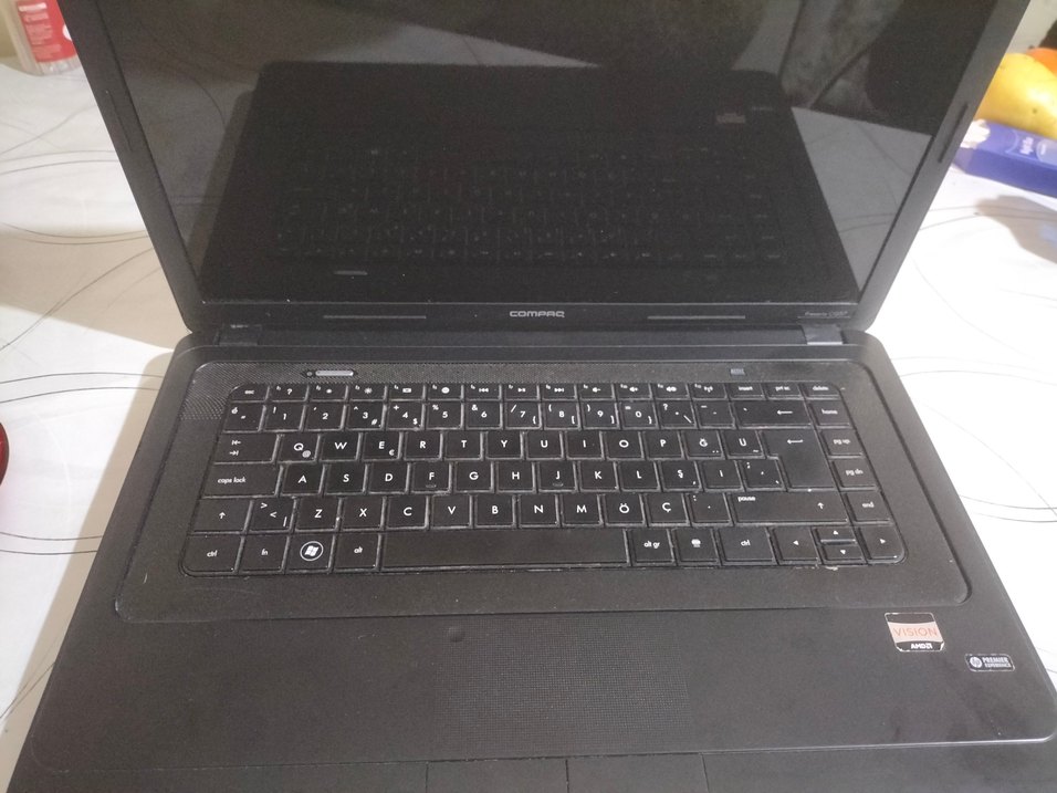 Siyah Compaq Dizüstü Bilgisayar - Görsel 2