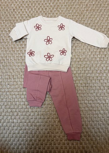 Çiçek desen işlemeli kız çocuk takımı 2-5 yaş aralığı - Görsel 2