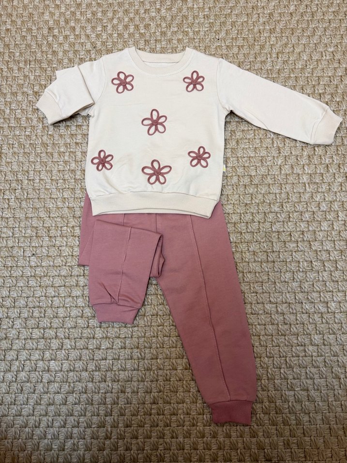 Çiçek desen işlemeli kız çocuk takımı 2-5 yaş aralığı - Görsel 2