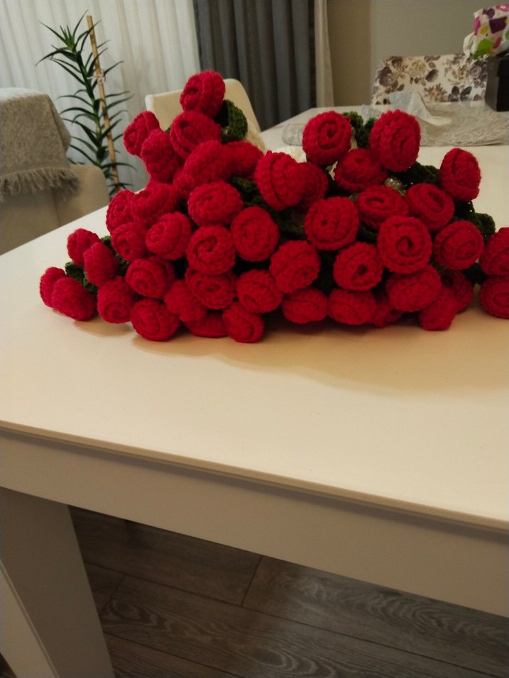 El Örgüsü Kırmızı Gül Buketi battaniye - Görsel 2