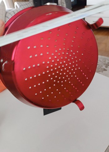 Kırmızı Renkli Delikli Tencere - Görsel 3