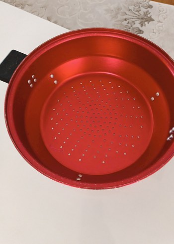 Kırmızı Renkli Delikli Tencere - Görsel 2