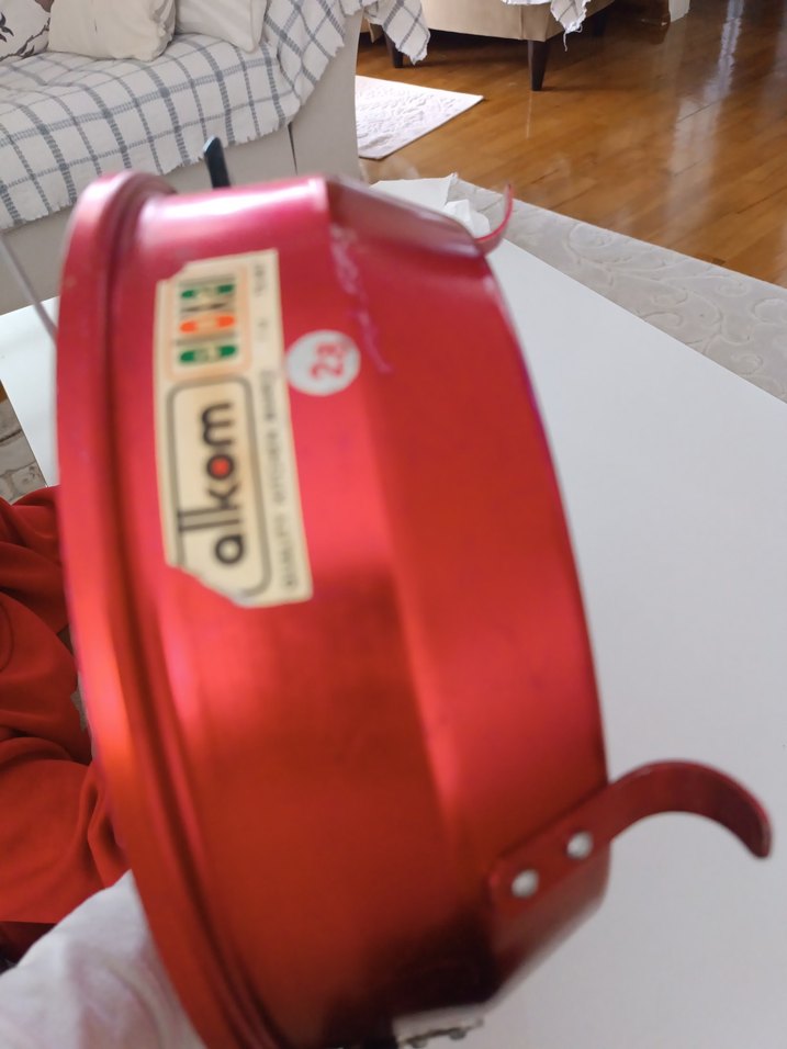 Kırmızı Renkli Delikli Tencere - Görsel 4