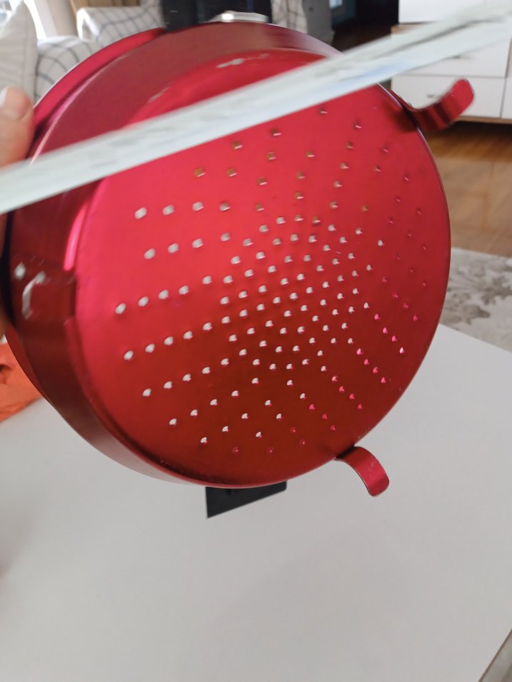 Kırmızı Renkli Delikli Tencere - Görsel 3
