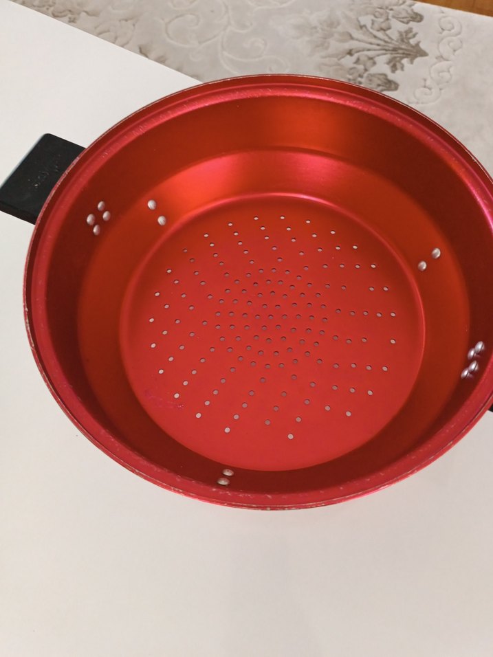Kırmızı Renkli Delikli Tencere - Görsel 2