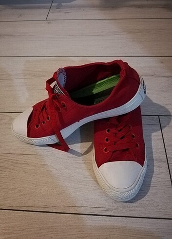 40 Beden kırmızı Renk Converse Ayakkabı