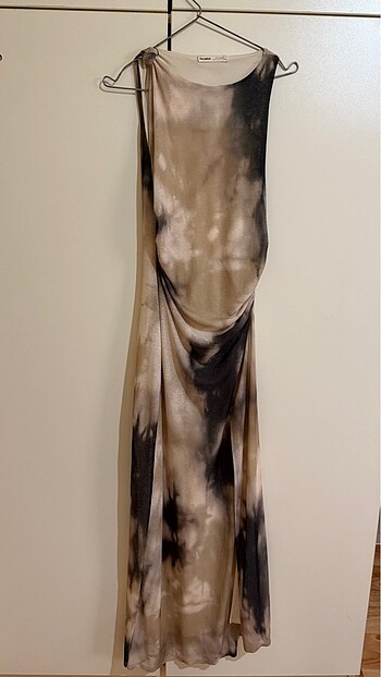 Batik desenli yırtmaçlı elbise