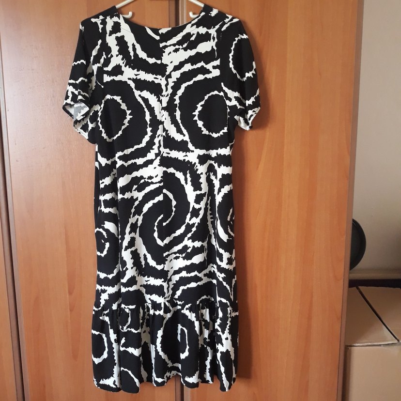 V yaka cepli siyah beyaz desenli viskon elbise - Görsel 2