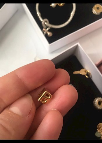 Altın Renkli Boncuklu Kadın Charm - Görsel 6