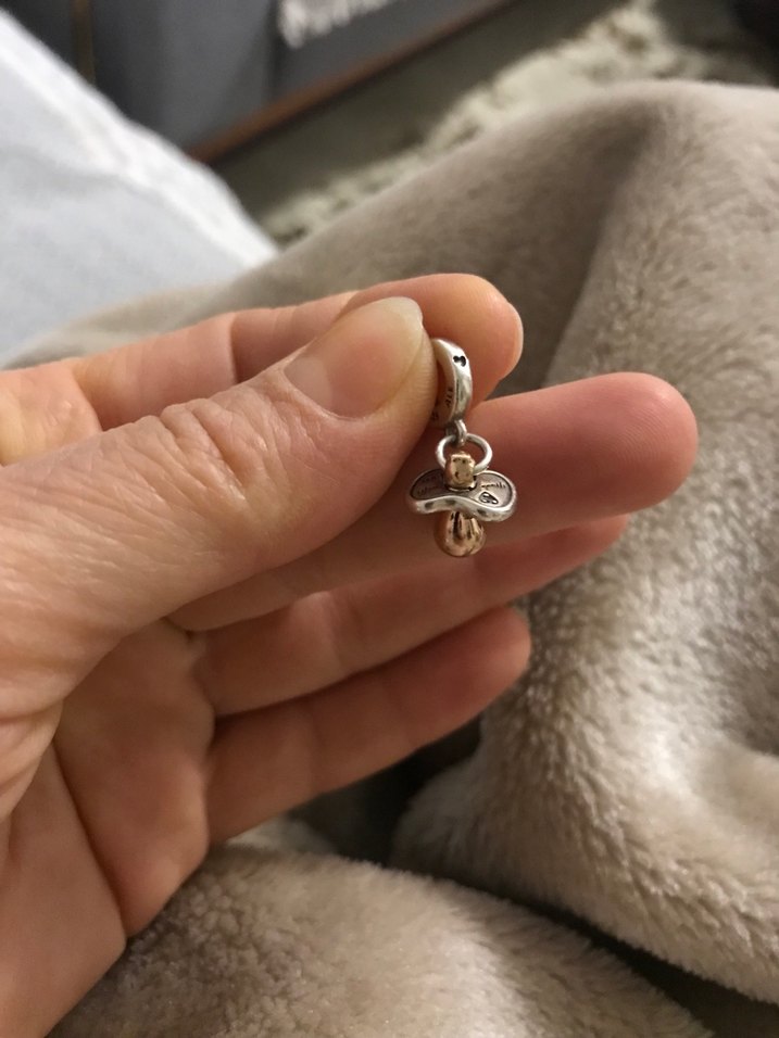 Düğmeli Bej Kadın Charm - Görsel 4