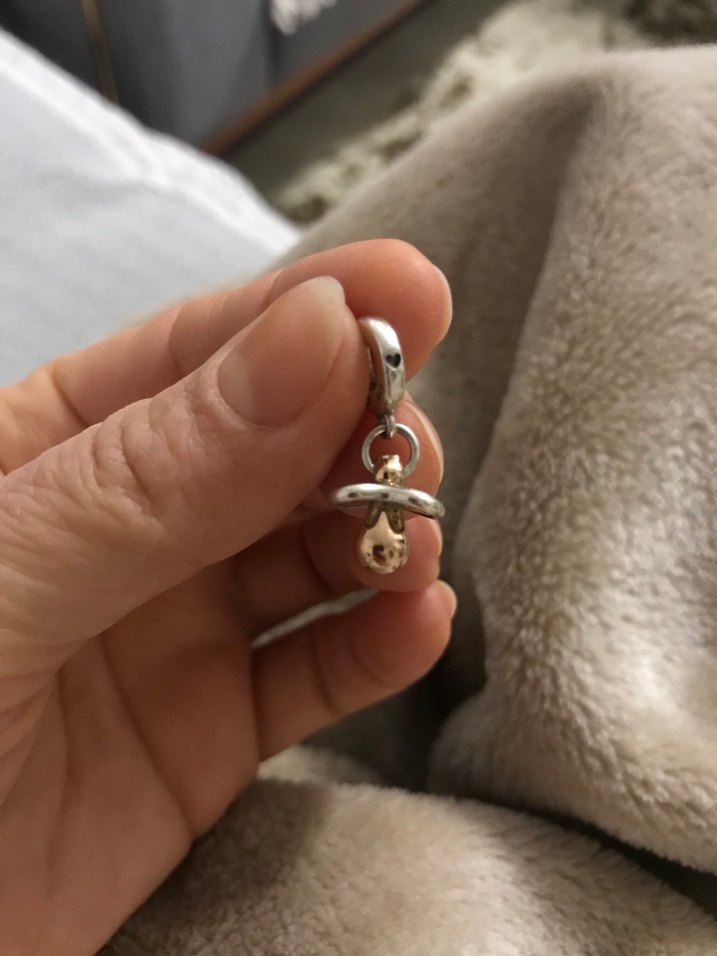 Düğmeli Bej Kadın Charm - Görsel 2