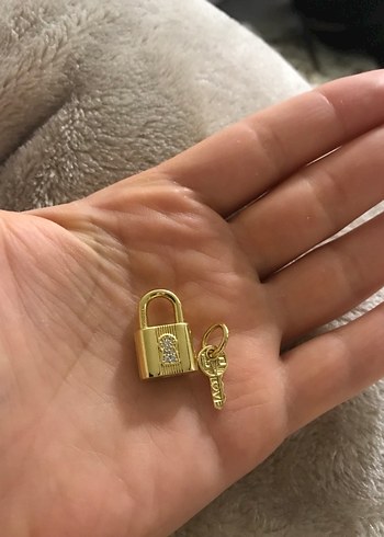 Zincir Detaylı Altın Renkli Kadın Bileklik - Görsel 2