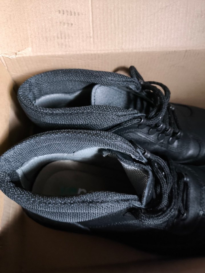 Siyah Erkek de bayanda Bot - Görsel 4