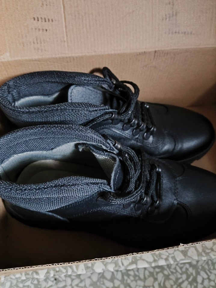 Siyah Erkek de bayanda Bot - Görsel 3