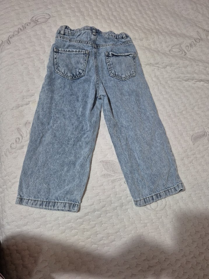 Nakışlı, düğmeli kız çocuk rahat kot pantolon - Görsel 4