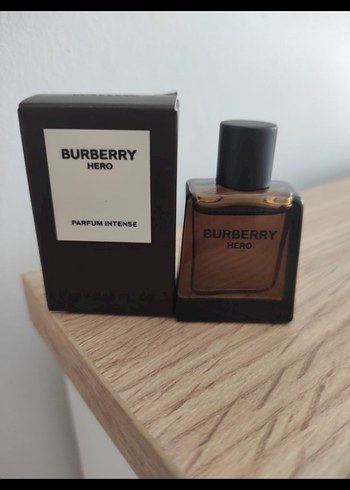 Burberry Hero Erkek Parfümü - Bordo