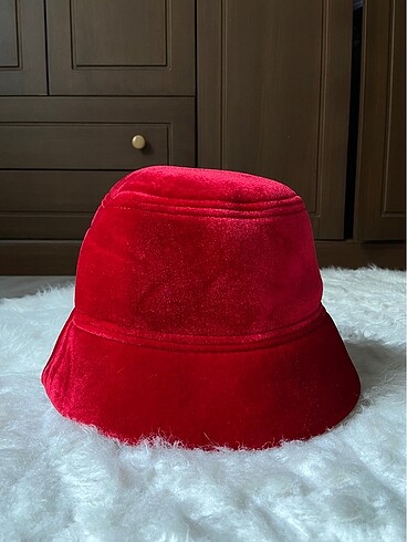 Kırmızı kadife bucket şapka