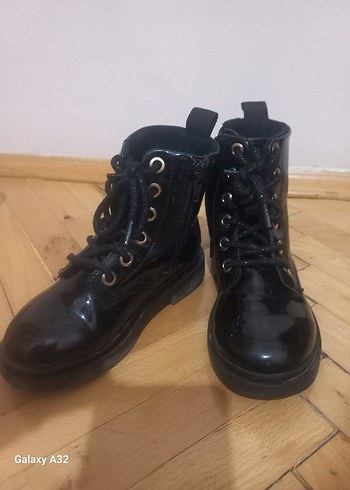H&M Parlak Siyah Kız Botu H&M marka 27 numara