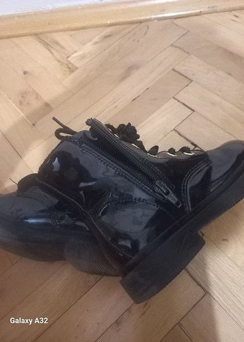 27 Beden Parlak Siyah Kız Botu H&M marka 27 numara