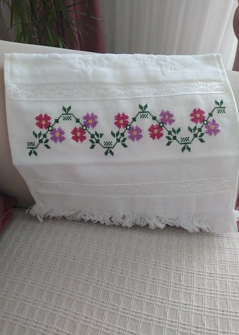 Nakışlı Beyaz Pastel Havlu