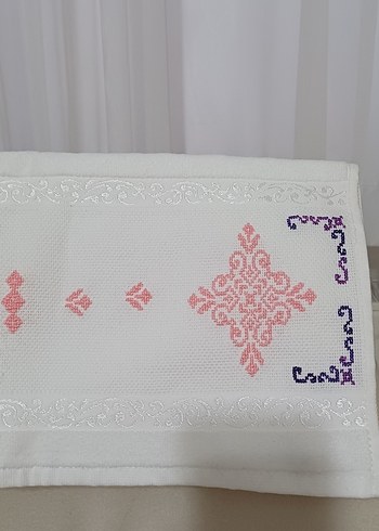 Kaneviçe Nakışlı Beyaz Havlu - Görsel 3