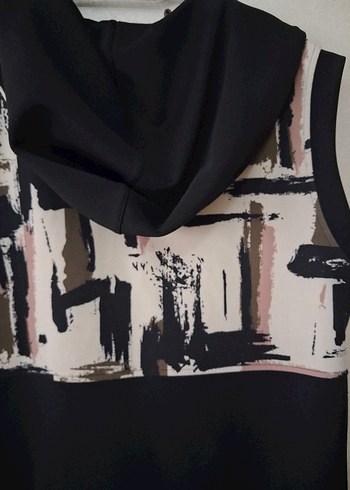 Desenli Siyah Kapüşonlu Kolsuz Mini Yelek - Görsel 3