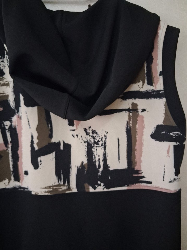 Desenli Siyah Kapüşonlu Kolsuz Mini Yelek - Görsel 3