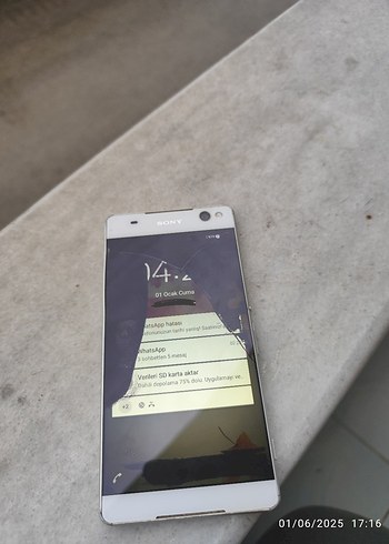 Beyaz Sony Android Akıllı Telefon ekranı kırık calisiyor