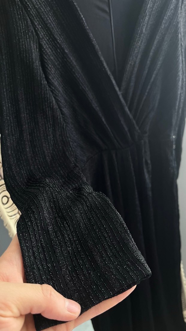 Uzun Siyah Drapeli V Yaka Elbise - Görsel 3