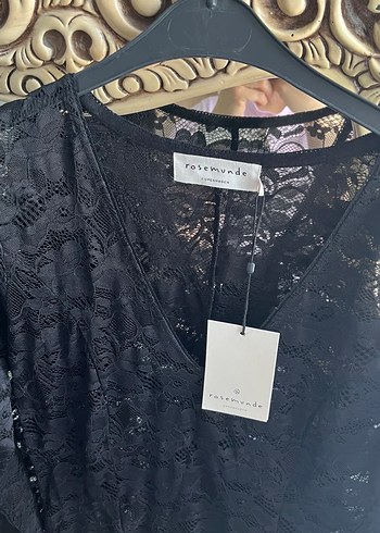 Siyah Dantel İşlemeli Uzun V Yaka Elbise - Görsel 3