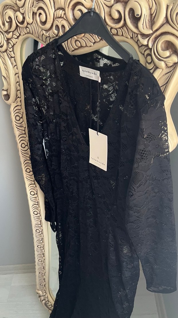 Siyah Dantel İşlemeli Uzun V Yaka Elbise - Görsel 2