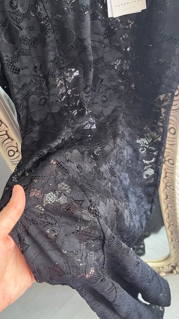 Siyah Dantel İşlemeli Uzun V Yaka Elbise - Görsel 4