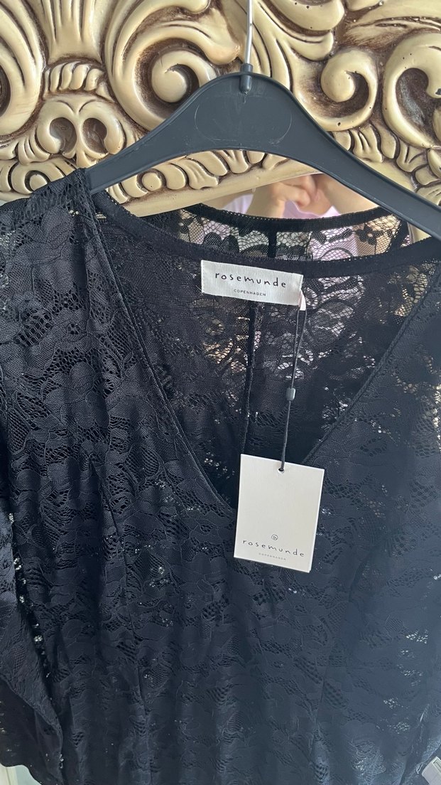 Siyah Dantel İşlemeli Uzun V Yaka Elbise - Görsel 3