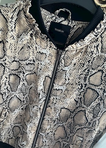 Yılan Desenli Kadın Kaban - Görsel 4