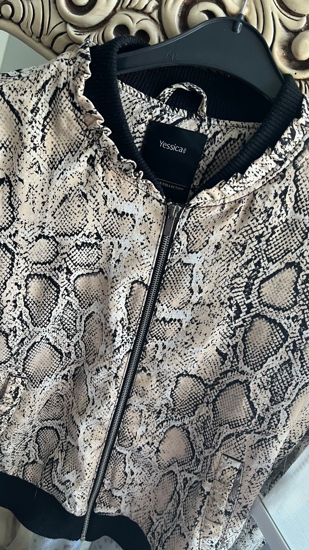 Yılan Desenli Kadın Kaban - Görsel 4